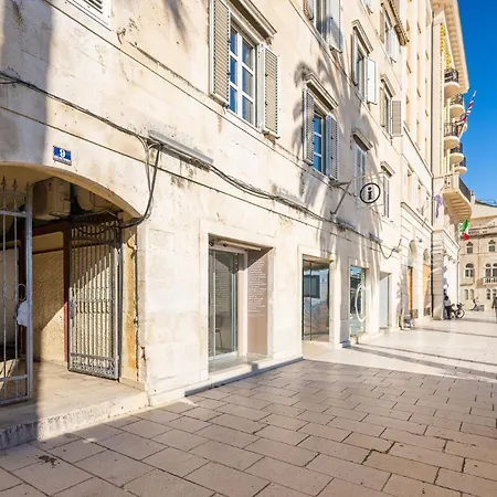 Πανσιόν Luxury & - Riva & Sea View In Diocletian Palace